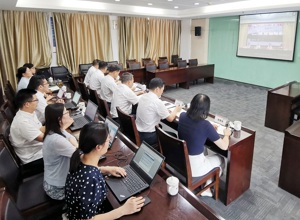 歐維姆在全區國資國企年中工作會議作經驗交流發言