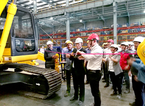 柳工機(jī)械加快海外本地化制造步伐　柳工印度工廠第一臺(tái)本地化挖掘機(jī)下線