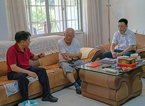 柳州市國慶節(jié)前到公司慰問全國勞動(dòng)模范