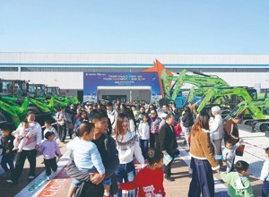 柳工全球客戶節開放日溫情啟幕 三千員工家屬共鑒硬核實力與家文化溫度