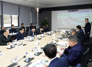 柳州市委書記張壯、市長劉勝友到柳工座談交流