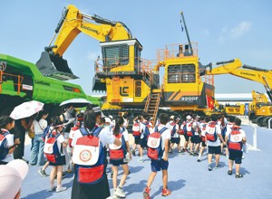 柳工硬核科技迎“六一”  工業(yè)思政研學(xué)點(diǎn)亮少年強(qiáng)國夢