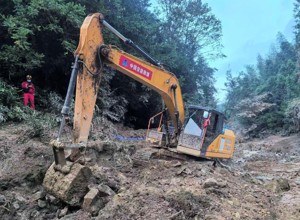 柳工星夜馳援江西遂川泥石流搶險