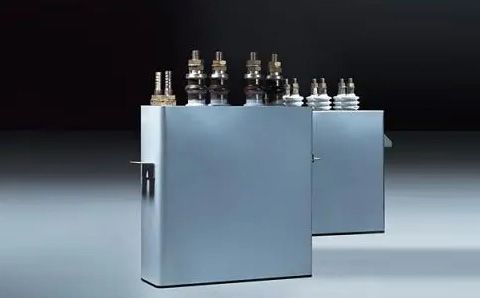 電容器在直流電路中起什么作用？